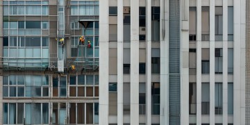 物业机电会管业主换窗户吗？