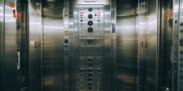 物业限制电梯人数合法吗？